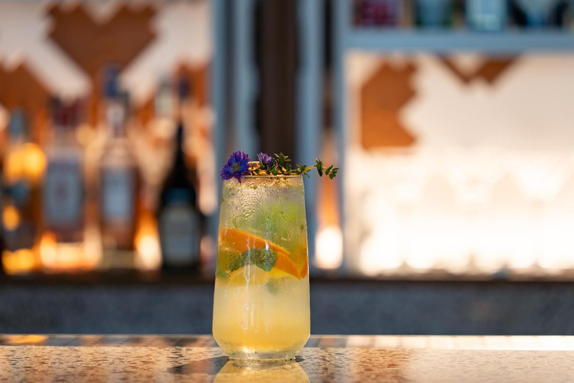Saii Laguna Phuket Бангтао-Біч Екстер'єр фото A cocktail at the bar